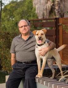 John Rogers avec son chien