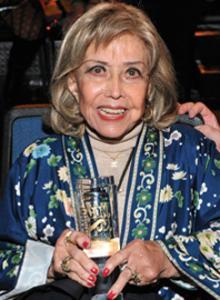 June Foray sostiene el premio