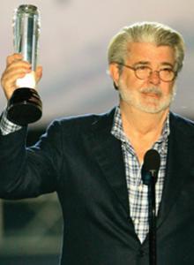 George Lucas tenant un prix